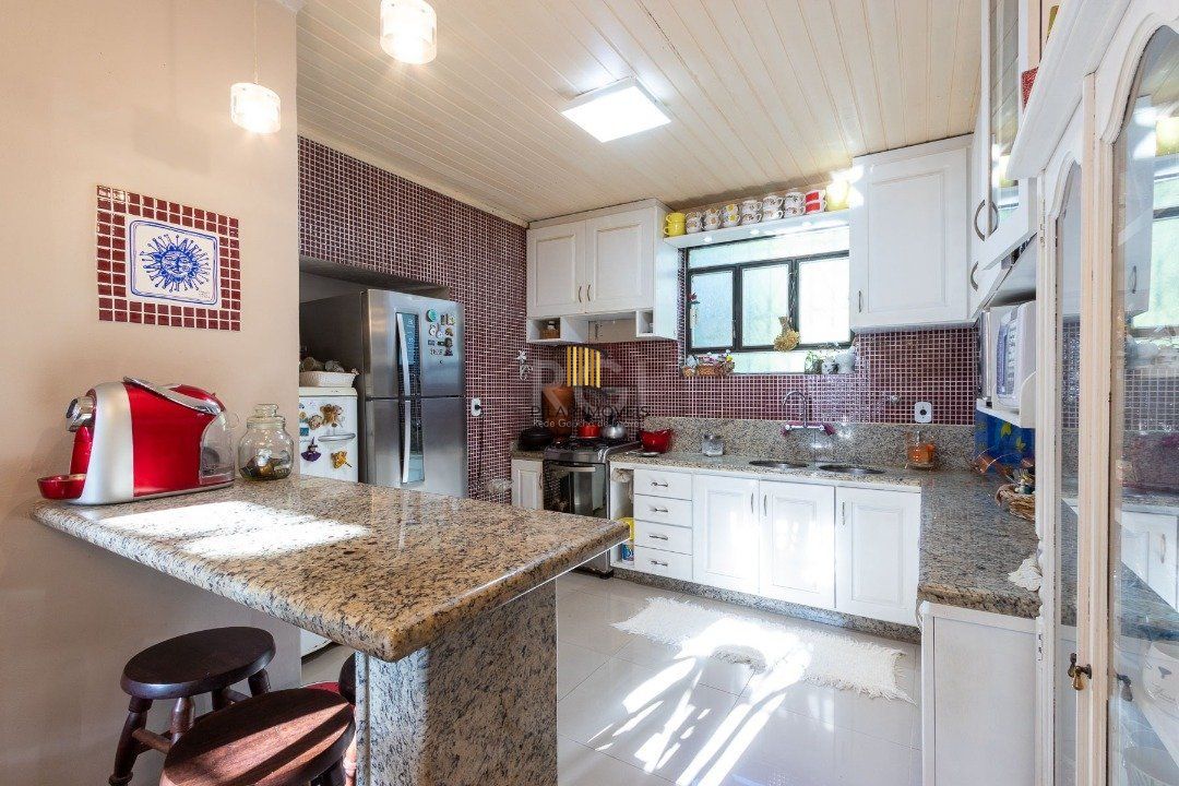 Casa para Venda - 192m², 4 dormitórios, sendo 3 suites, 4 vagas - Tristeza