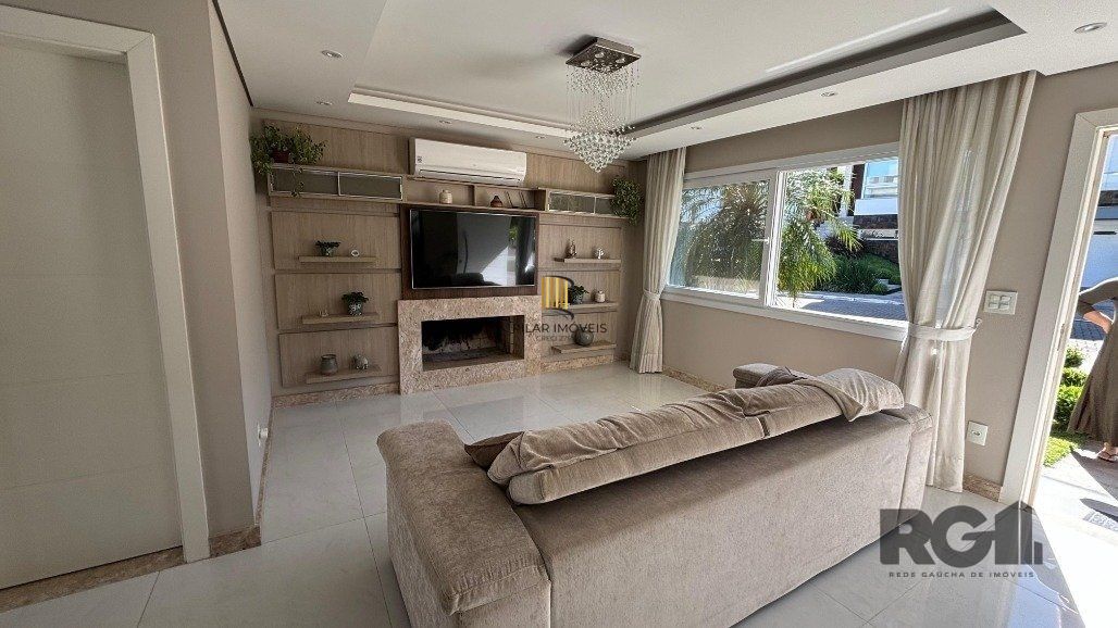 Casa em condomínio com 4 suítes, 4 vagas de garagem, pátio com piscina