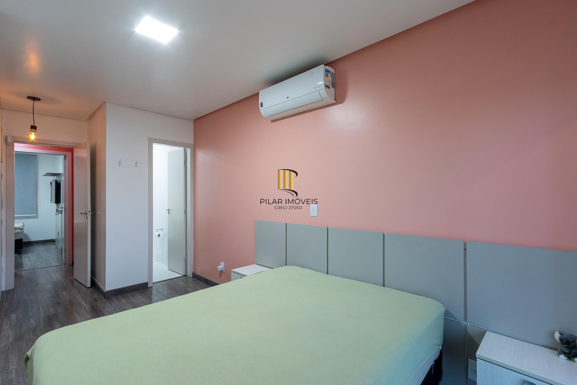 Sobrado com 2 suites e 2 vagas de garagem - Bairro Guarujá