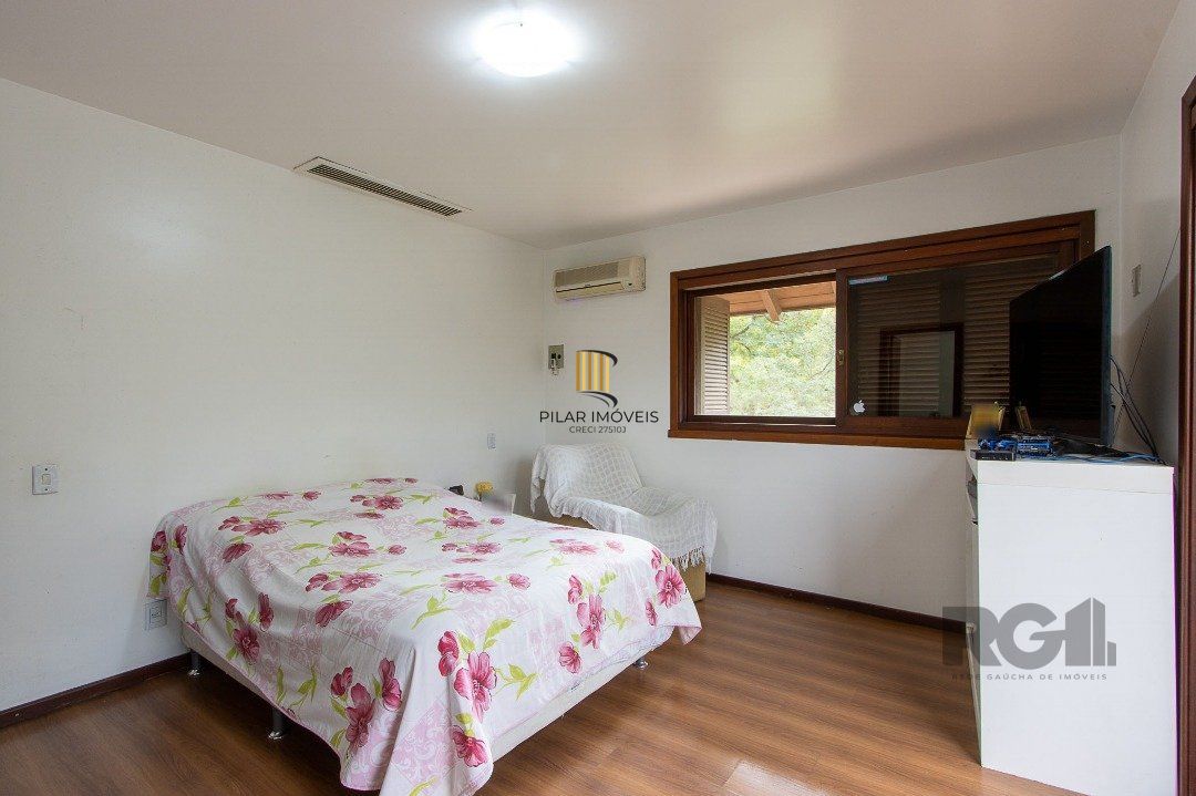Casa de Condomínio 6 dormitórios no bairro Cavalhada