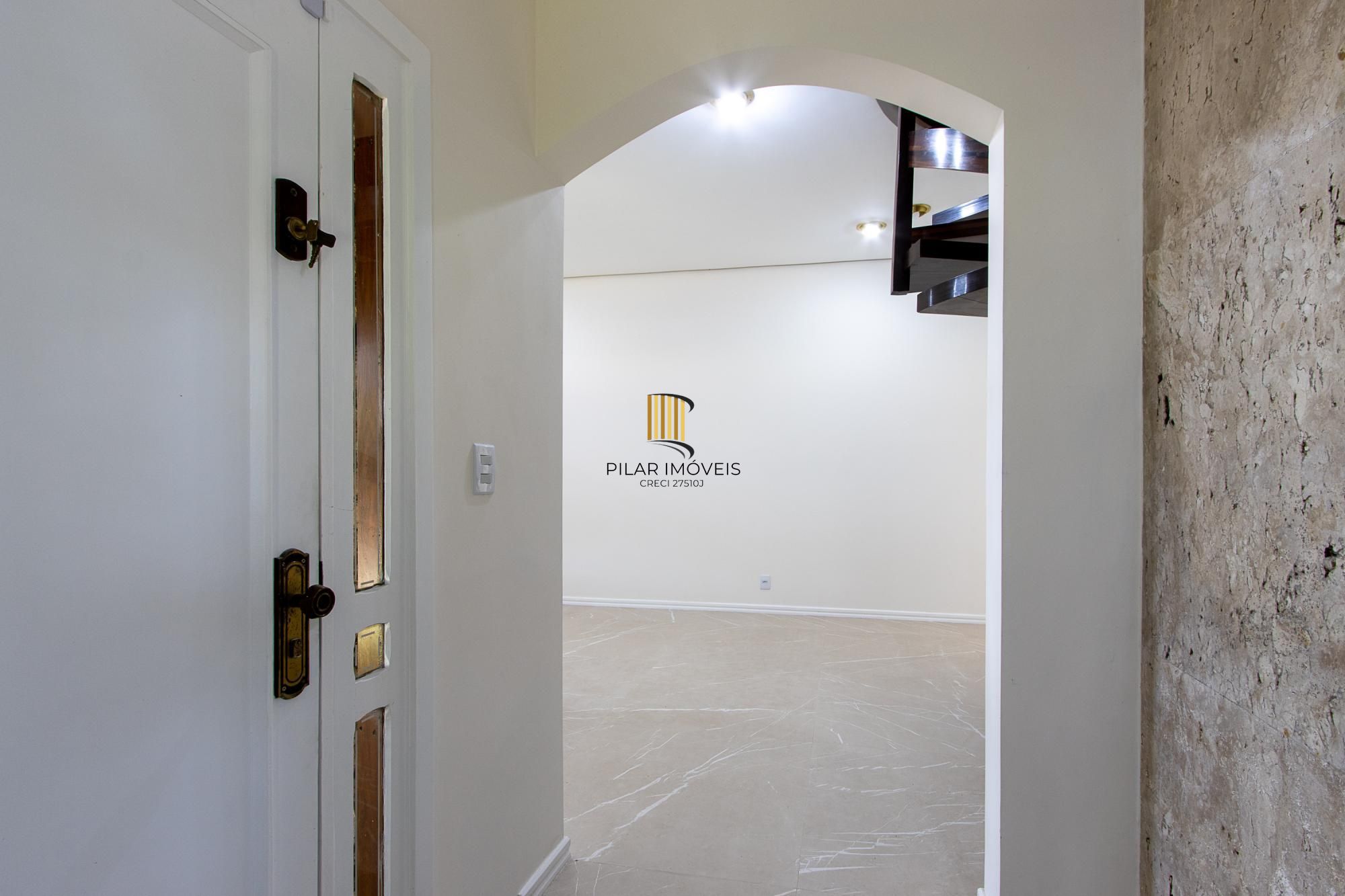 Casa com 2 dormitórios 3 banheiros. lareira e churrasqueira, e com arquitetura moderna.