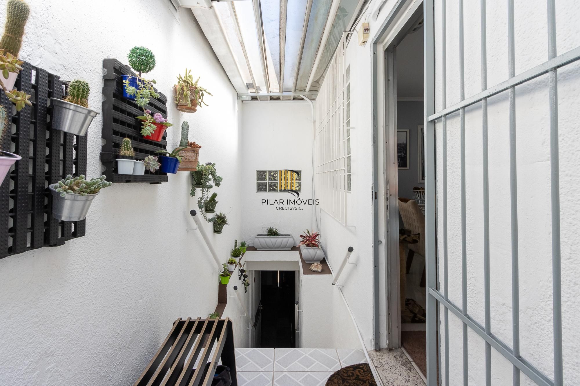 Casa de alvenaria, 4 dormitórios, 2 suítes, bairro Cristal.