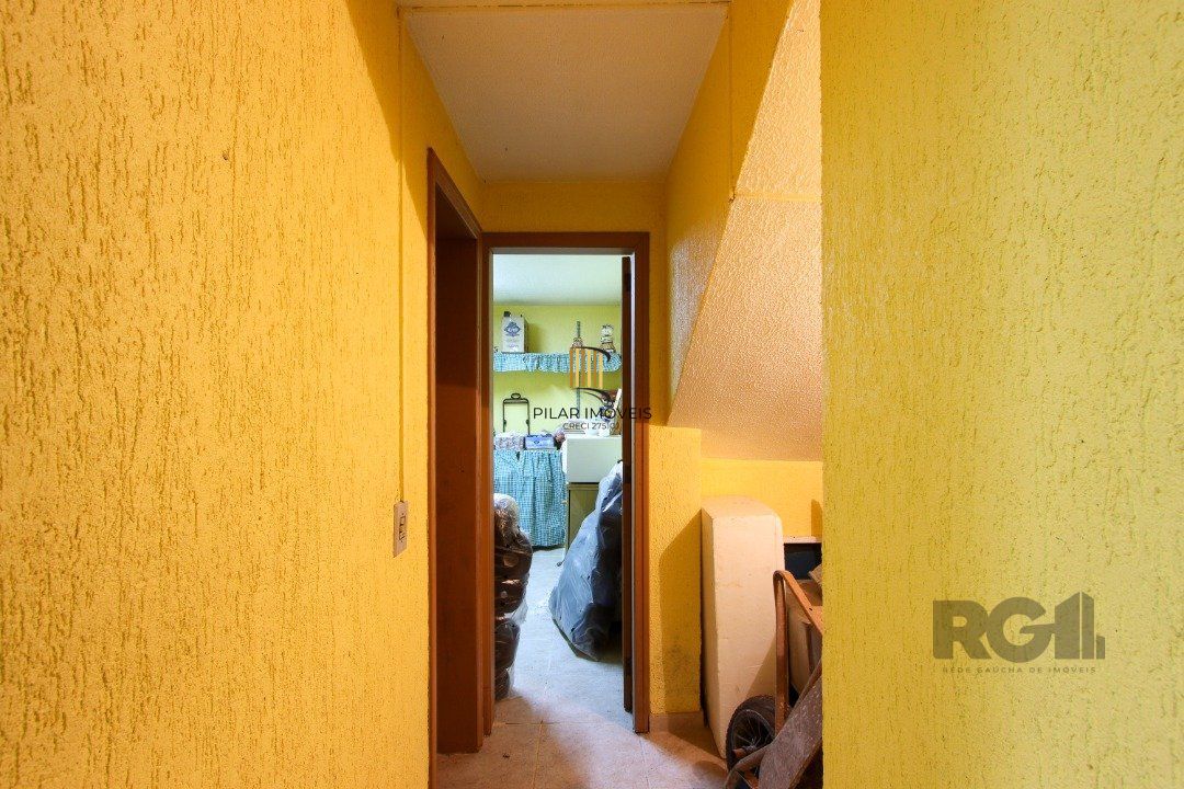 Casa a venda com 03 dormitórios, living 03 ambientes com vista para o Rio.