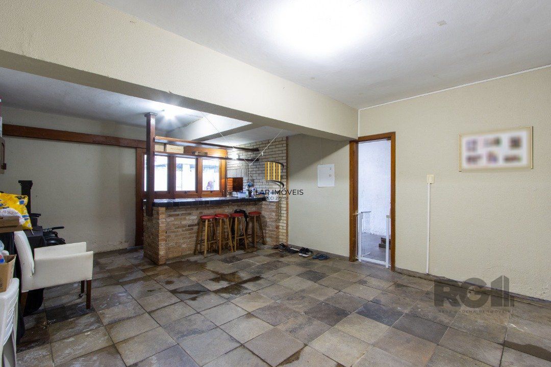 Casa no bairro Cristal, Possui 4 dormitórios, sendo 1suíte, closet e banheira de hidromassagem, com possibilidade de um podendo 1 dormitórios extra.