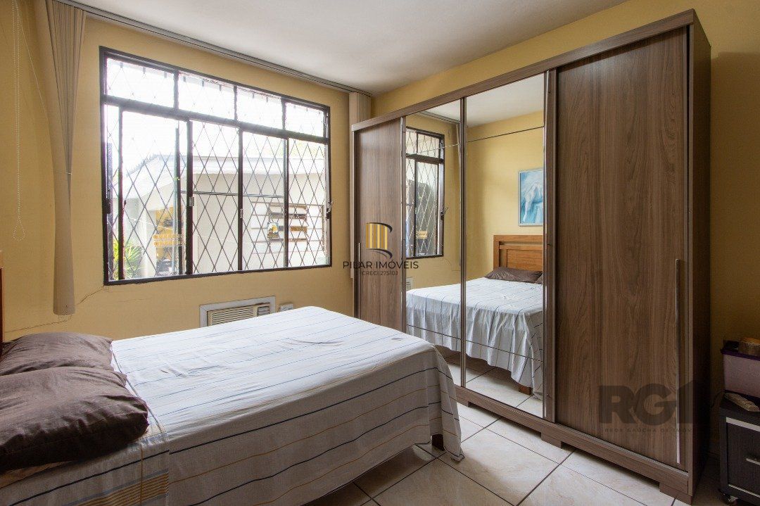 Casa térrea, 3 quartos, 2 banheiros, com pátio no Bairro Cavalhada