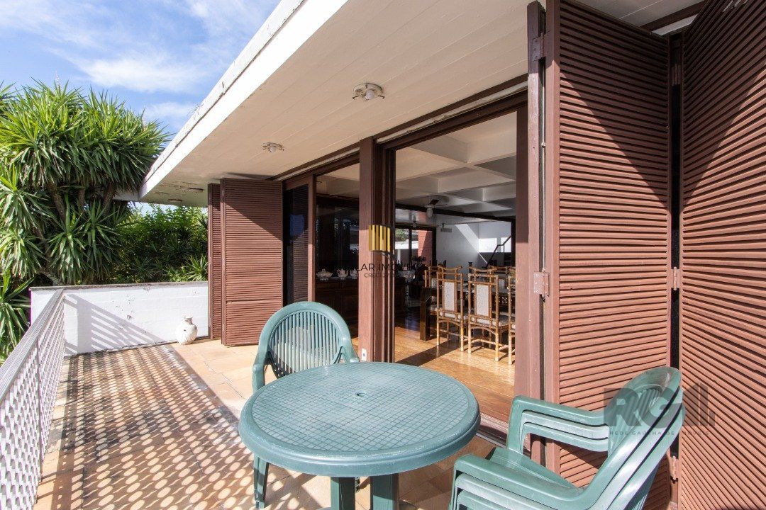 Casa com 724 m² privativos, 4 dormitórios sendo 4 suítes, 6 vagas sendo 3 cobertas