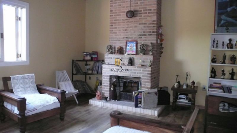 Casa Ampla com 2 pavimentos , grande pátio