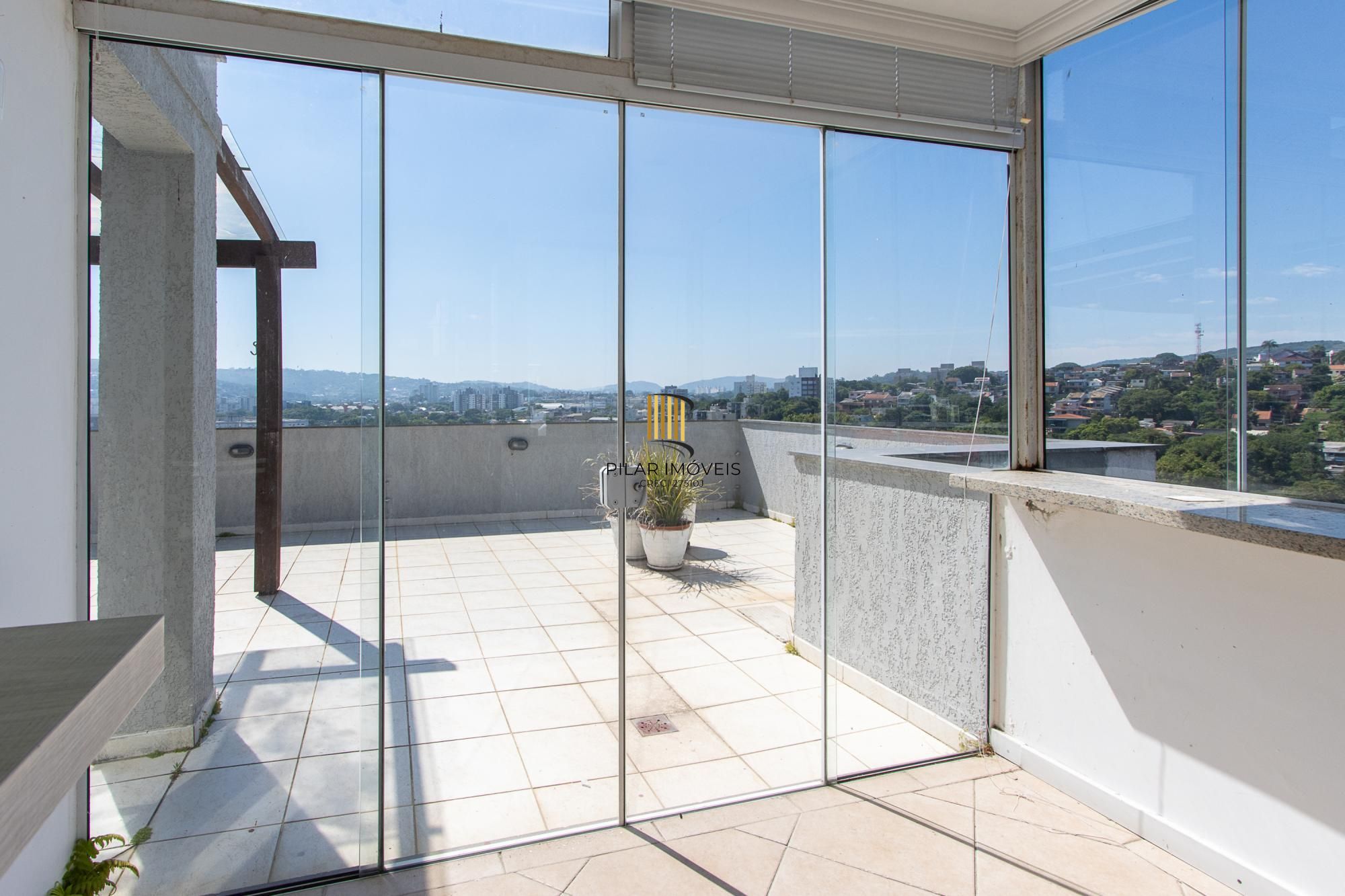 Cobertura de 3 dormitórios, 1 suíte e duas vagas de garagem no bairro Cristal.