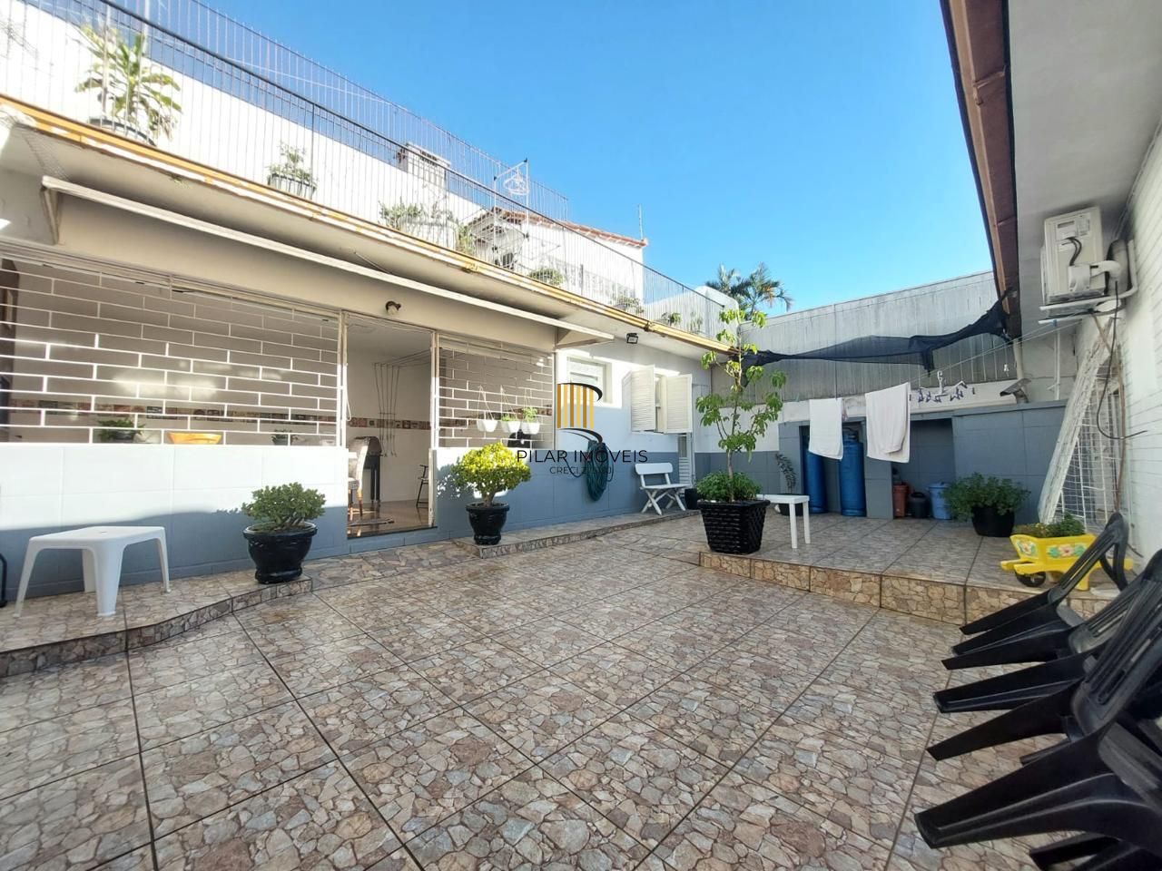 Linda casa totalmente reformada, 3 quartos (1 suite), 2 vagas cobertas - Bairro Nonoai