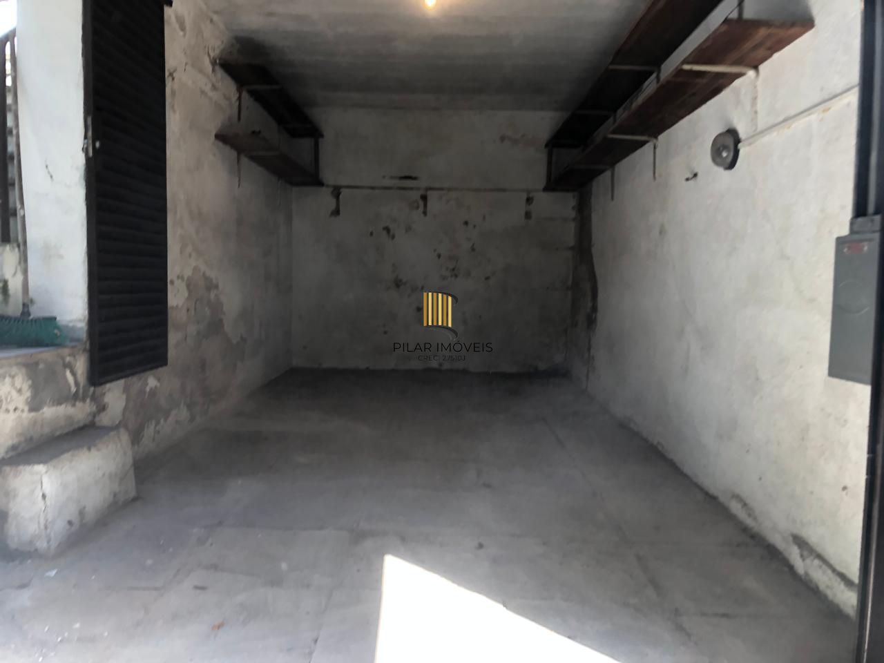 Casa de alvenaria, 3 dormitórios, 1 vaga coberta, bairro Mont Serrat.