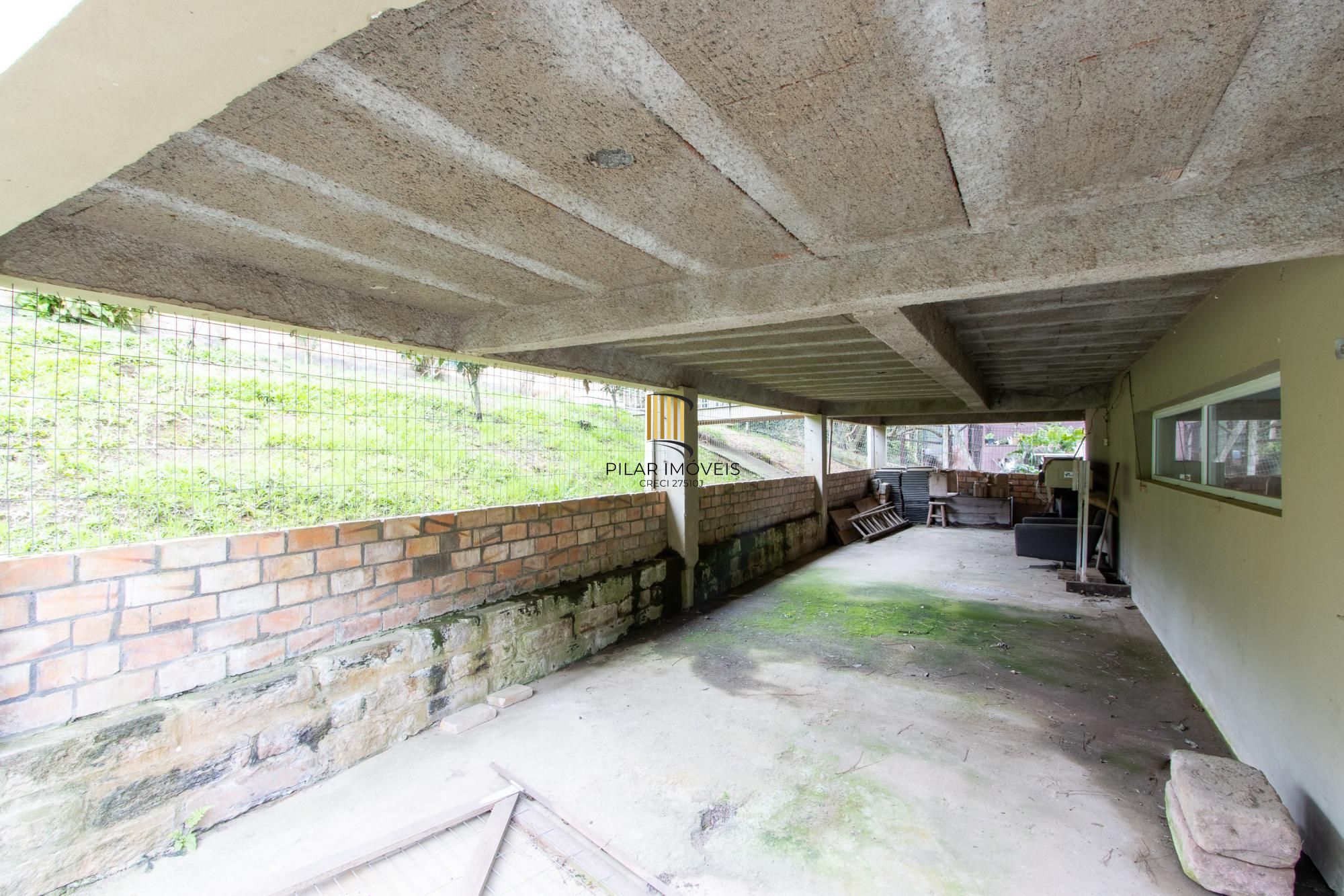 Casa de alvenaria, com 3 dormitórios, 1 suíte, living, cozinha, lavanderia, churrasqueira, banheiro social, pátio e 4 vagas de garagem.