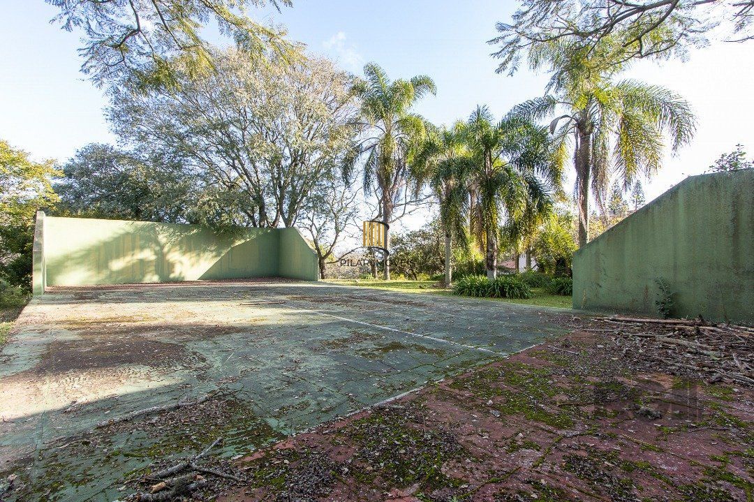 Casa Condomínio a Venda - 880m², 5 dormitórios, sendo 2 suítes, a master com lareira, 4 vagas - Cavalhada