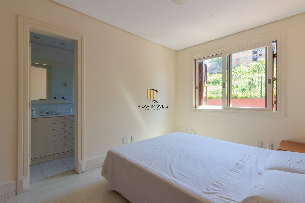 Casa em Condomínio com 487m² | 4 Dormitórios sendo 4 suítes, 3 vagas, no Bairro Três Figueiras, Porto Alegre