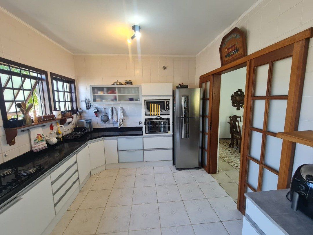 Casa em lindo terreno alto ao nível da rua medindo 10 × 32 onde consta uma residência térrea com 136m2 de área privativa,