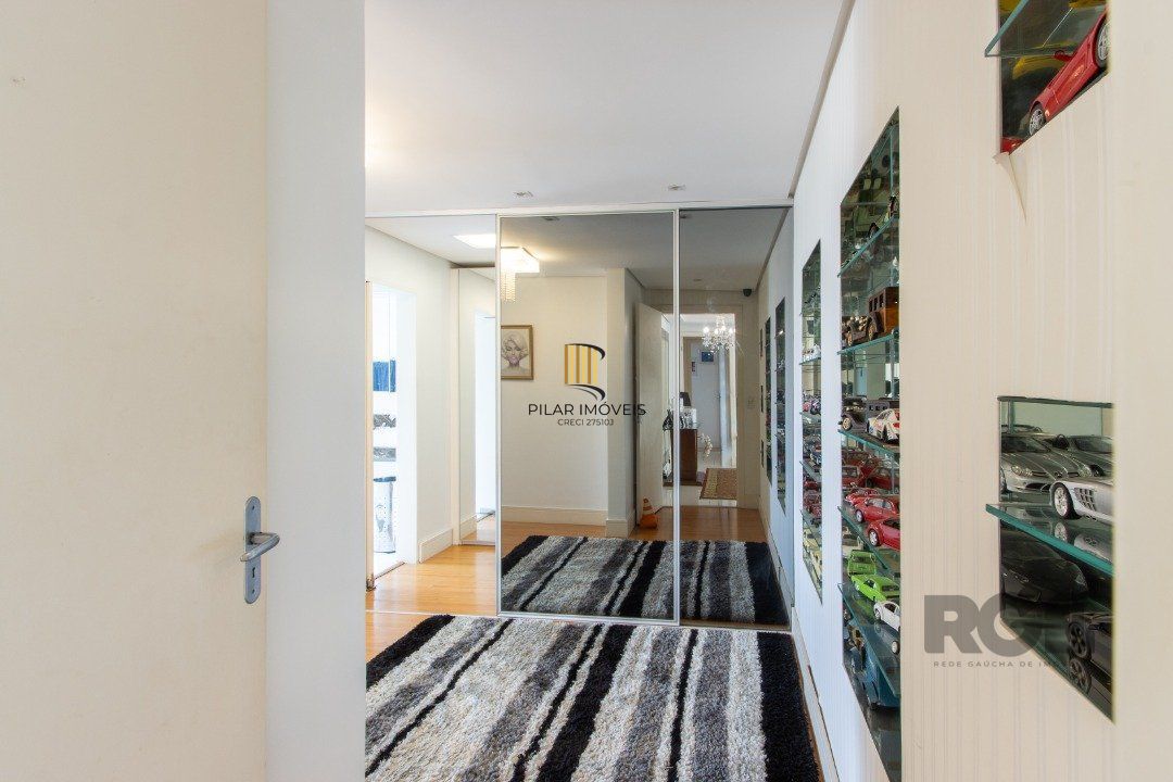 Casa em condominio . com 6 suites, sendo 3 suítes master com closet e hidro.