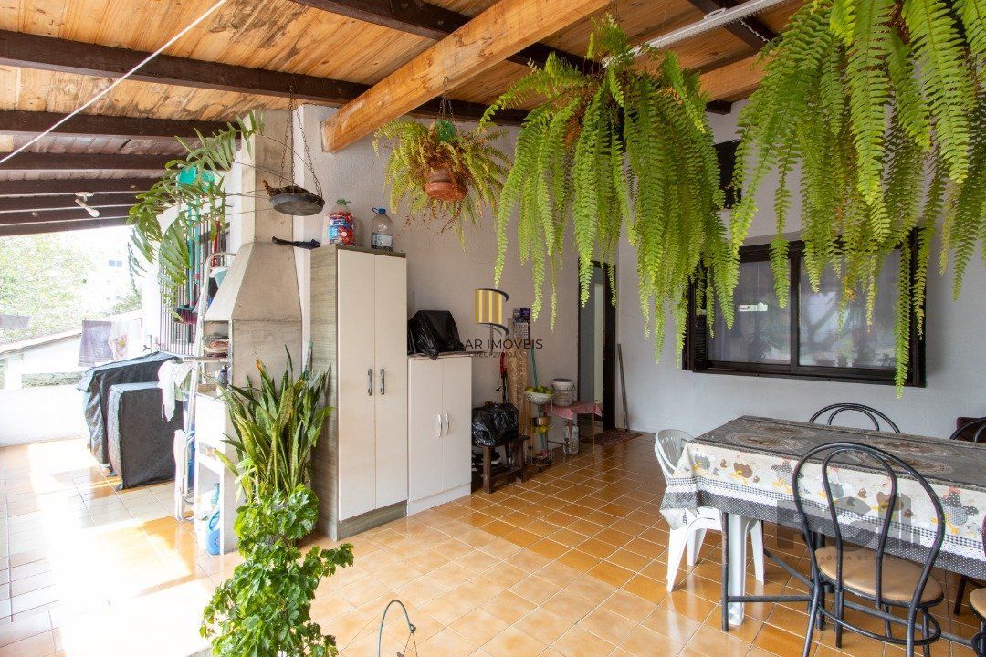 Casa 7 dormitórios no bairro Camaquã