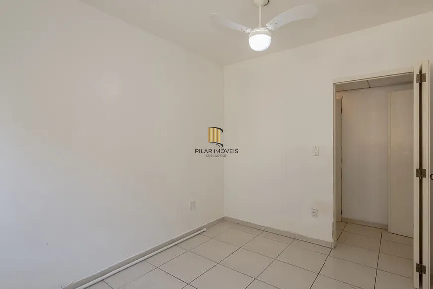 Apartamento de 2 quartos, no Bairro Tristeza, semi-mobiliado, com vaga escriturada.