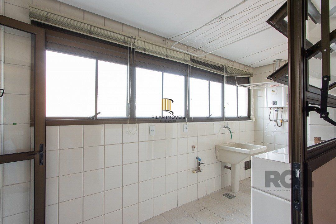 Apartamento 3 quartos, 1 suite, dependência, sacada com churrasqueira, 2 vagas - Bairro Menino Deus