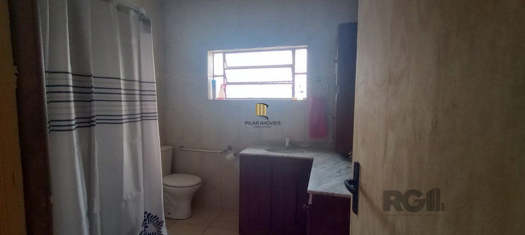 Casa de 3 dormitórios com piscina no Bairro Cristal.