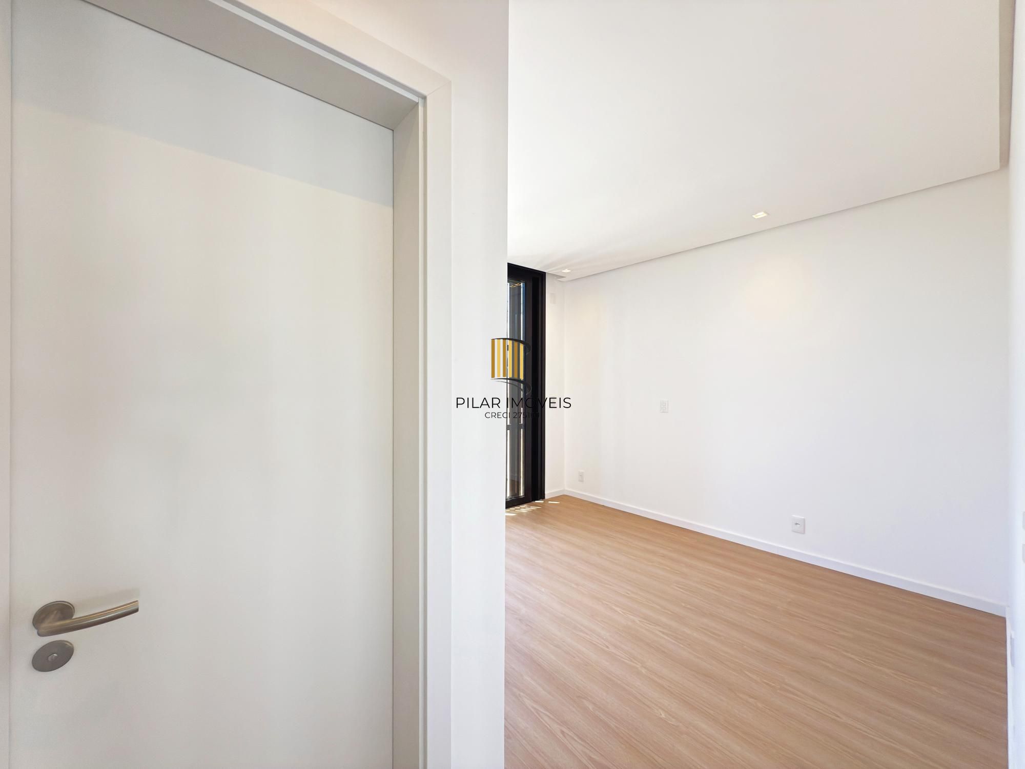 A casa conta com 434m2 de área construída, mas com um aproveitamento total dos 1.012m2 do lote