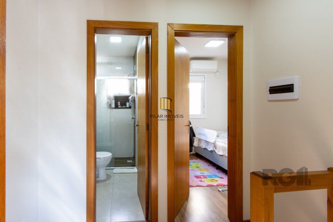 Casa em condomínio,  possui 2 dormitórios, sala para 2 ambientes e 1 vaga.
