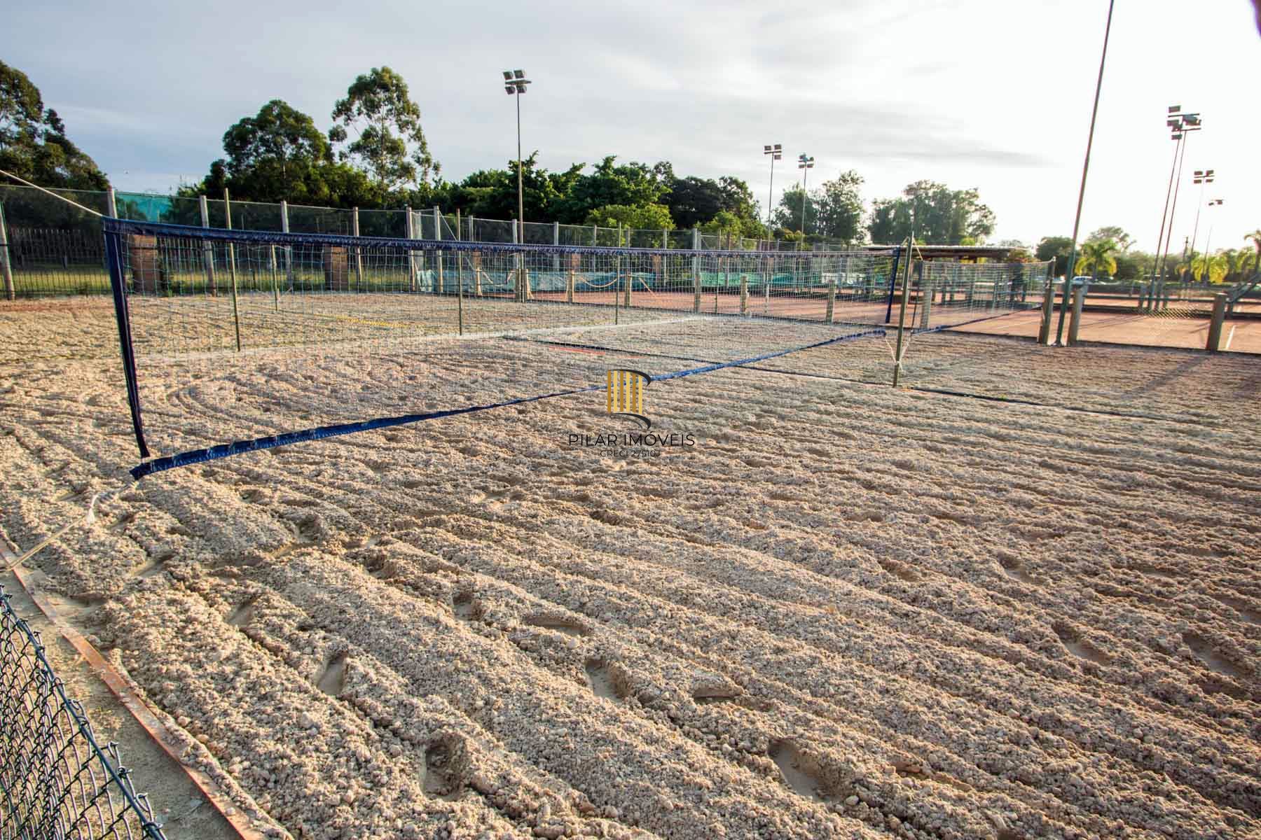 A casa conta com 434m2 de área construída, mas com um aproveitamento total dos 1.012m2 do lote