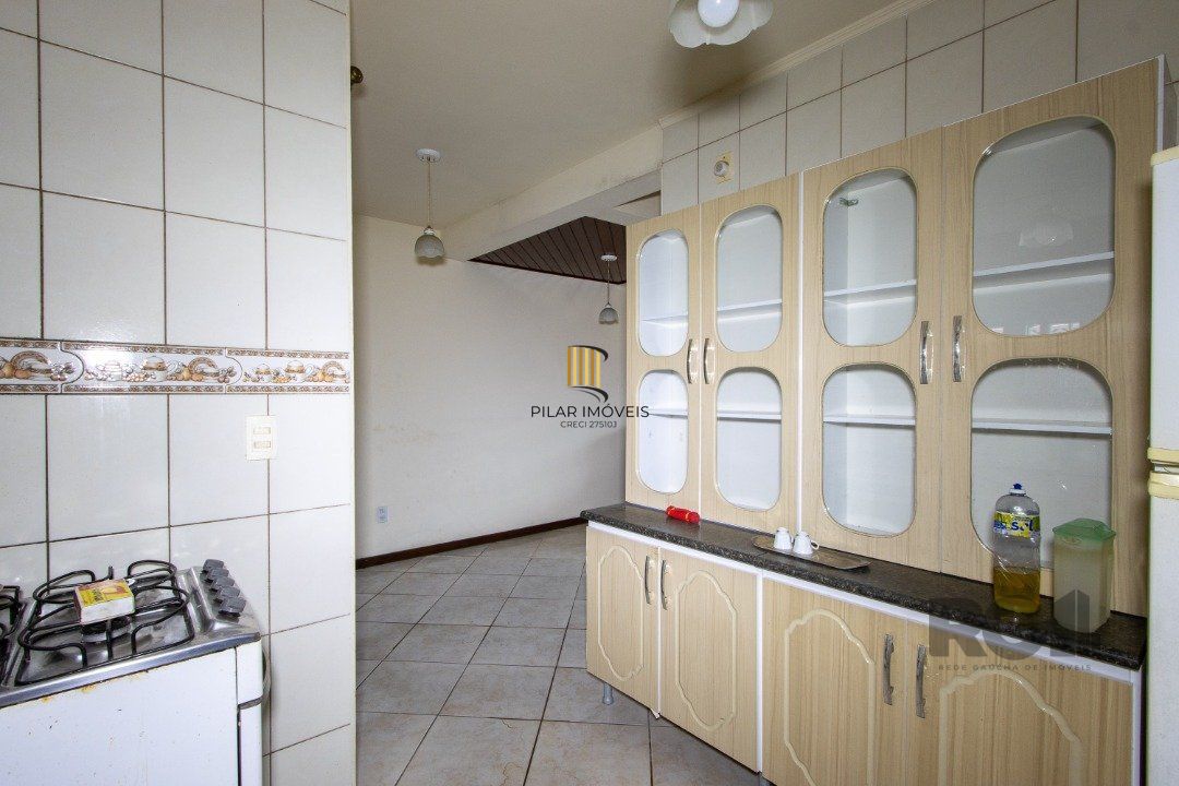 Casa em Condomínio na Zona Sul, no bairro Hípica, com 2 dormitórios, living para dois ambientes, cozinha mobiliada, lavabo