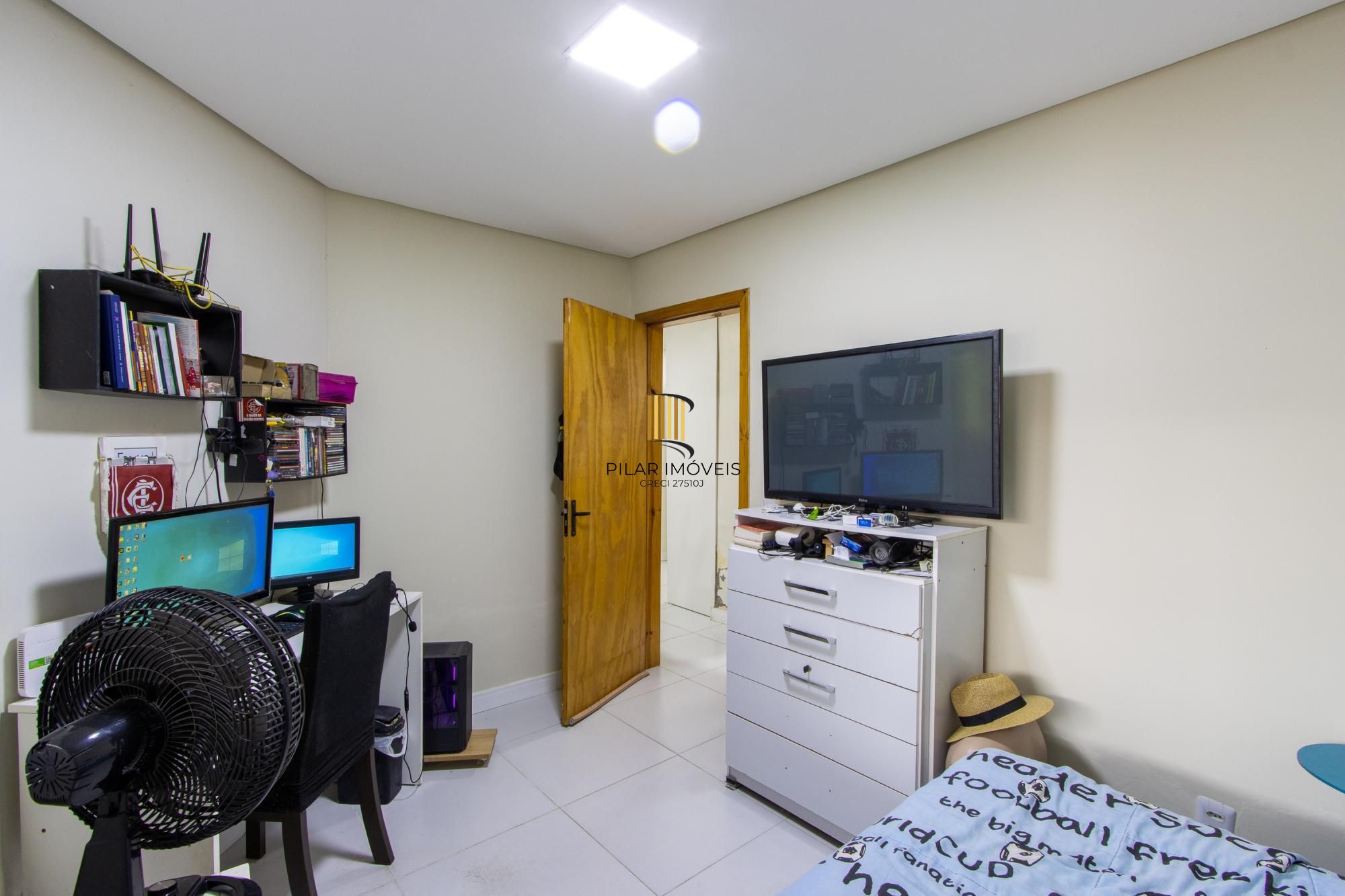 Casa terrea de 2 dormitórios, em excelente localização, amplo pátio e local tranquilo.