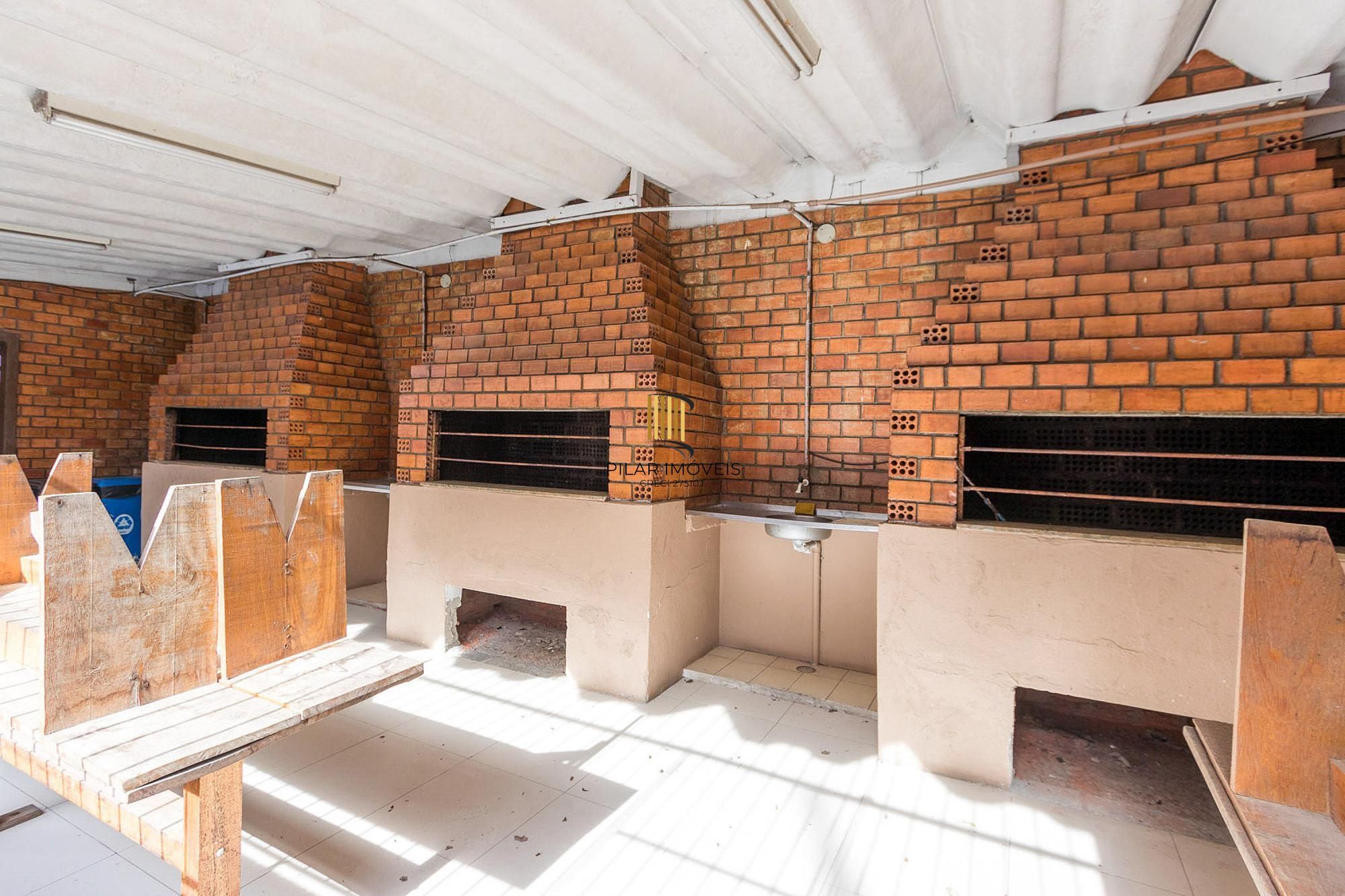 Apartamento semimobiliado à venda no bairro Cristal, 2 dormitórios, 2 banheiros, 1 vaga coberta e vista livre para o Guaíba
