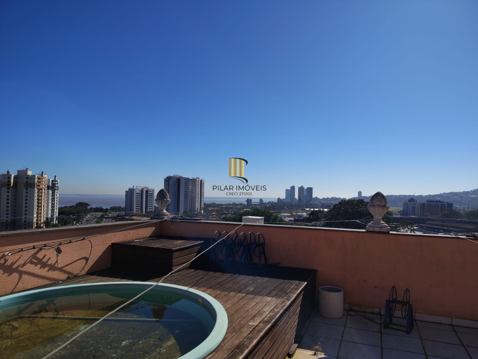 Cobertura de 3 dormitórios, 1 suíte, 2 vagas escrituradas e vista para o Guaíba.