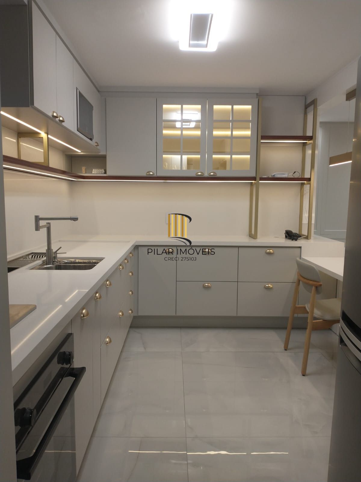 Apartamento 03 dormitórios, 01 suíte, 02 vagas individuais e cobertas, infraestrutura completa, Bairro Cristal