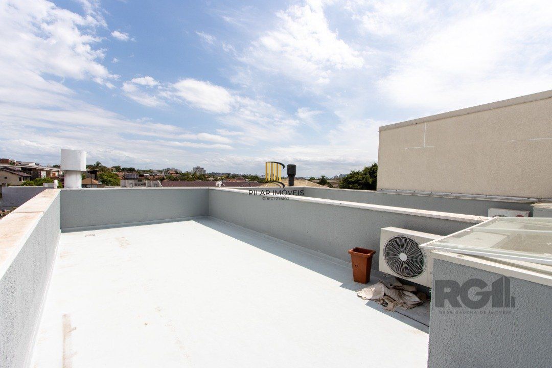 Sobrado com dois andares e área de terraço,