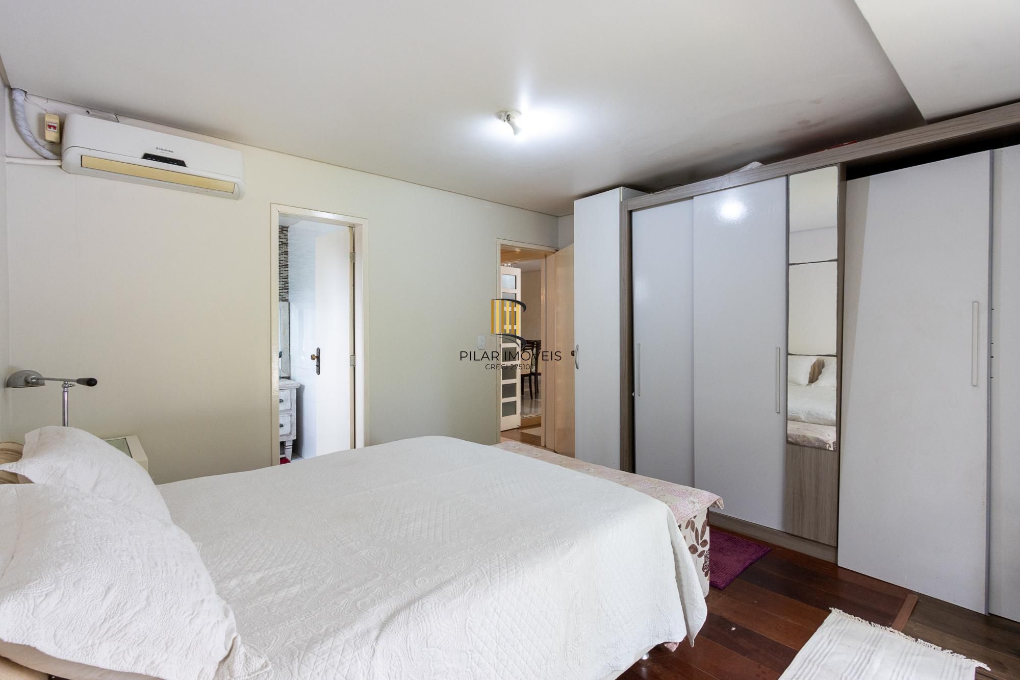 Casa térrea, 2 dormitórios, 1 suíte e 2 vagas no bairro Aberta dos Morros.