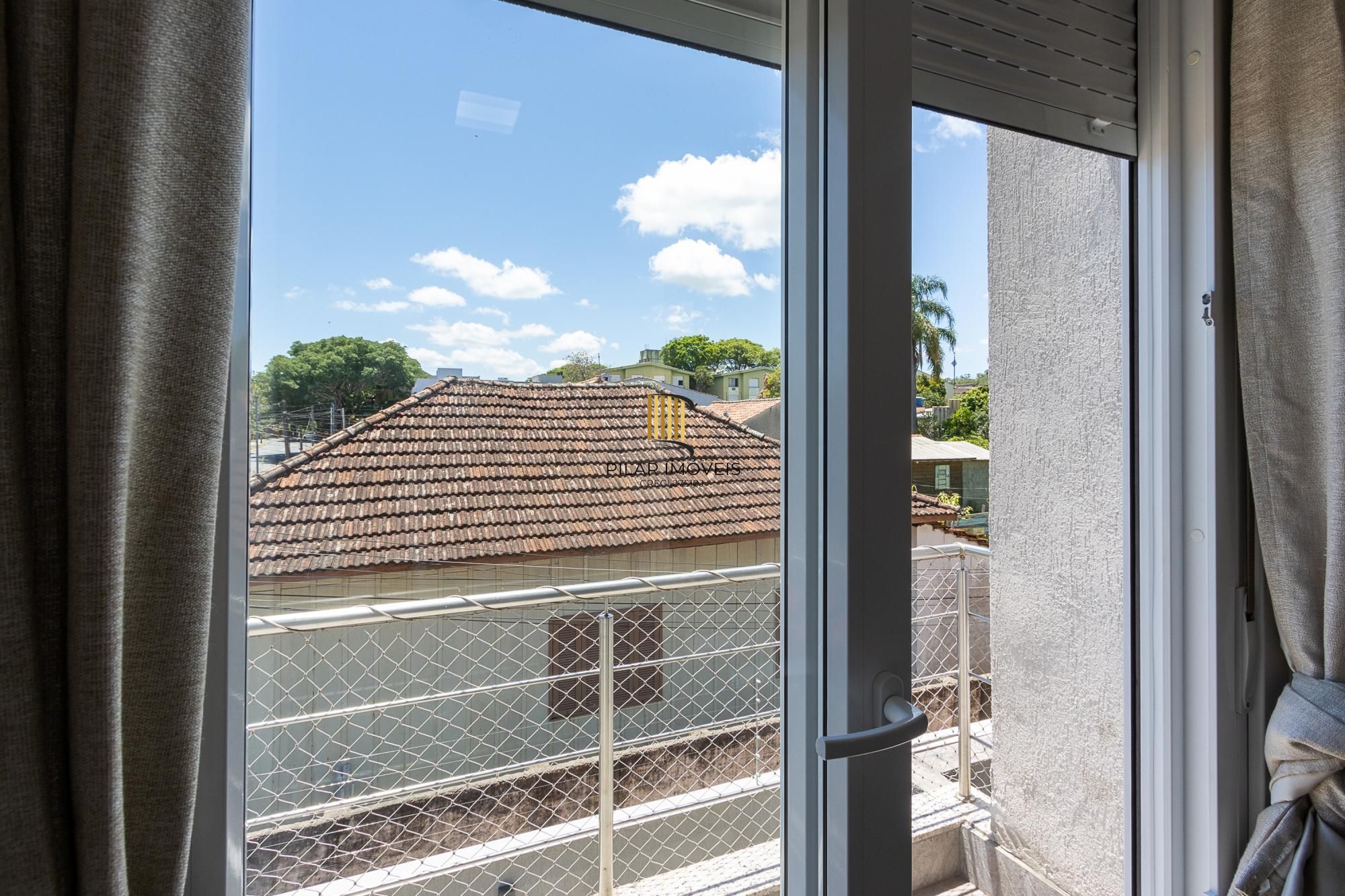 Linda  Casa em condomínio , localizada no bairro TRISTEZA, Zona Sul de PORTO ALEGRE..