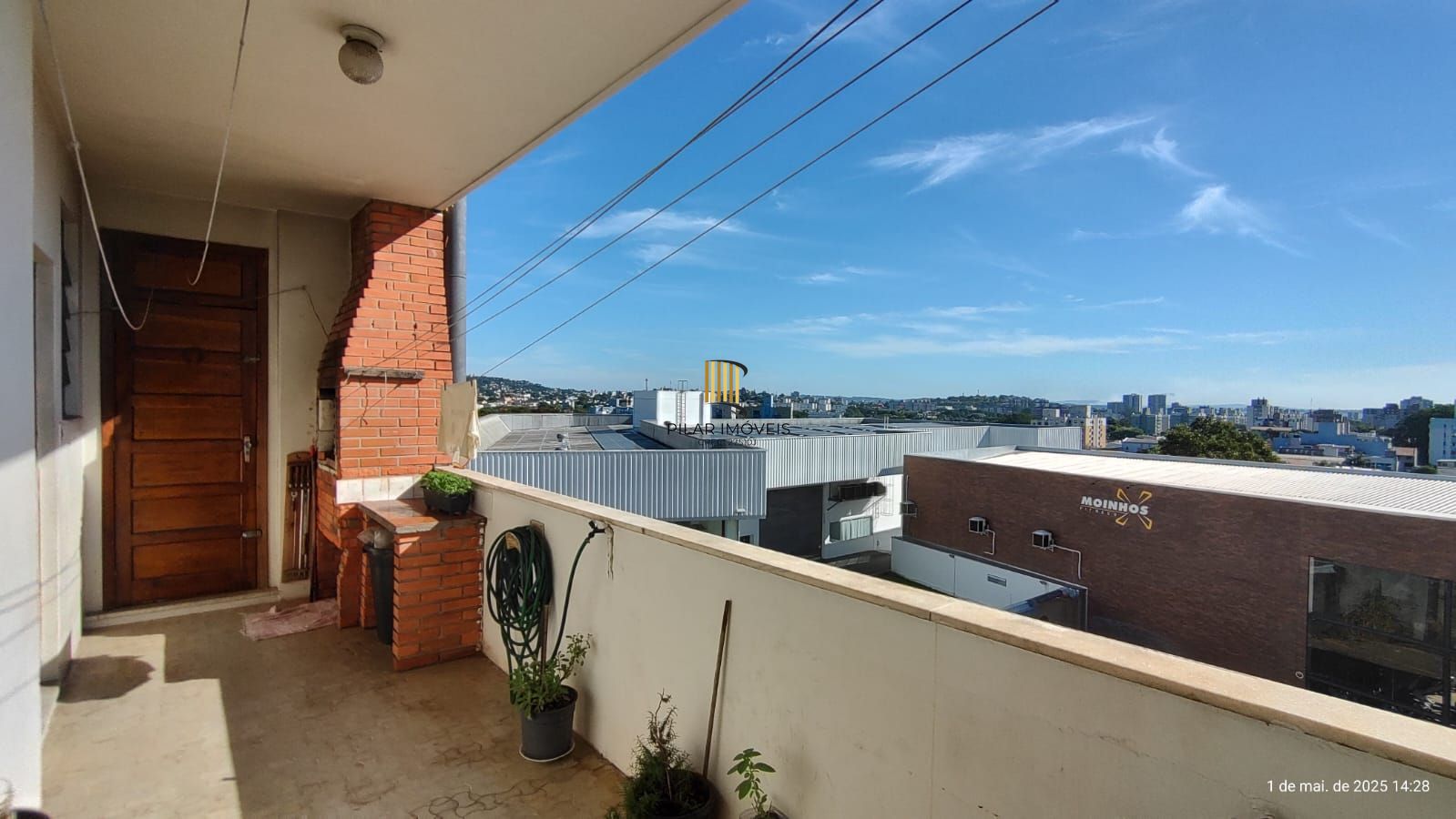 Apartamento de 4 dormitórios, 2 suítes, living amplo e arejado com sacada.