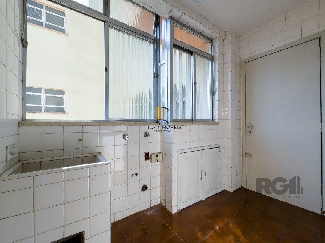 Apartamento, 3 quartos, 1 suite, dependência de empregada, elevador - Centro Histórico - Porto Alegre