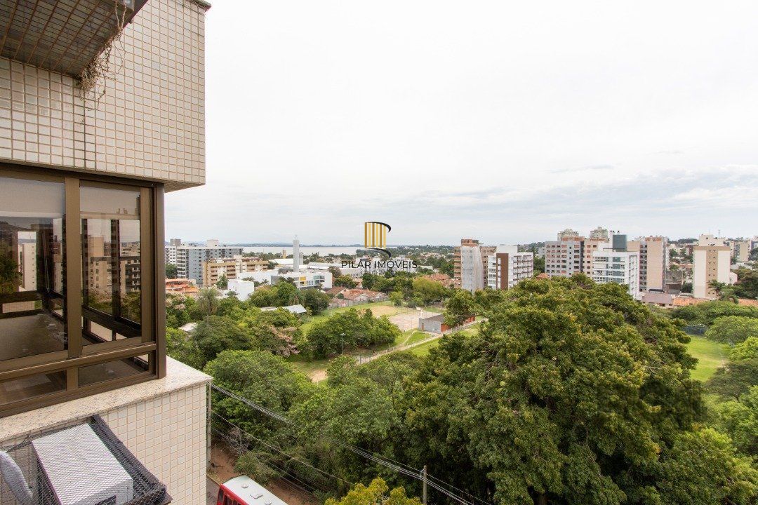 Apartamento possui 3 dormitórios, sendo 1 suíte, semi-mobiliado, com 107,27m² de área privativa, living para 2 ambientes, espaço gourmet com churrasqueira, cozinha com área de serviço; 2 vagas simples de garagem