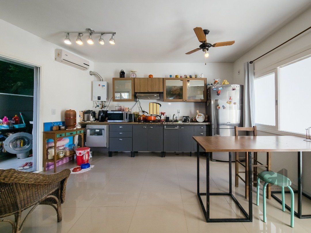 Living em dois ambientes com cozinha americana, lavabo, pátio, lavanderia. o3 dormitórios sendo 01 suíte, banheiro social e sótão. Duas vagas de  garagem.