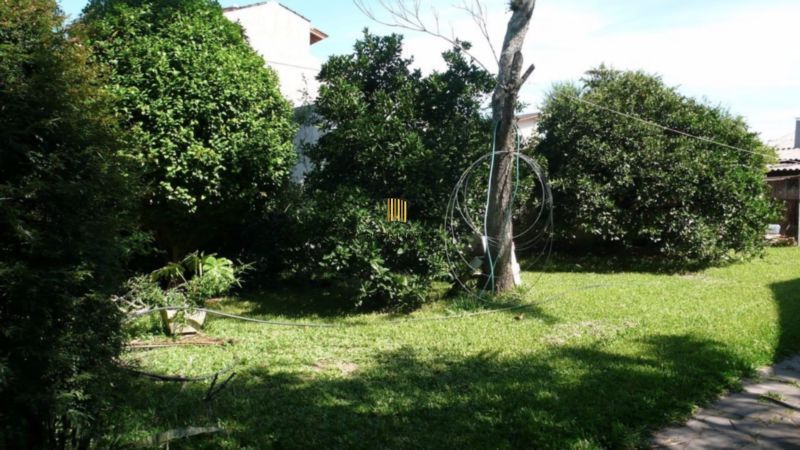 Casa Ampla com 2 pavimentos , grande pátio