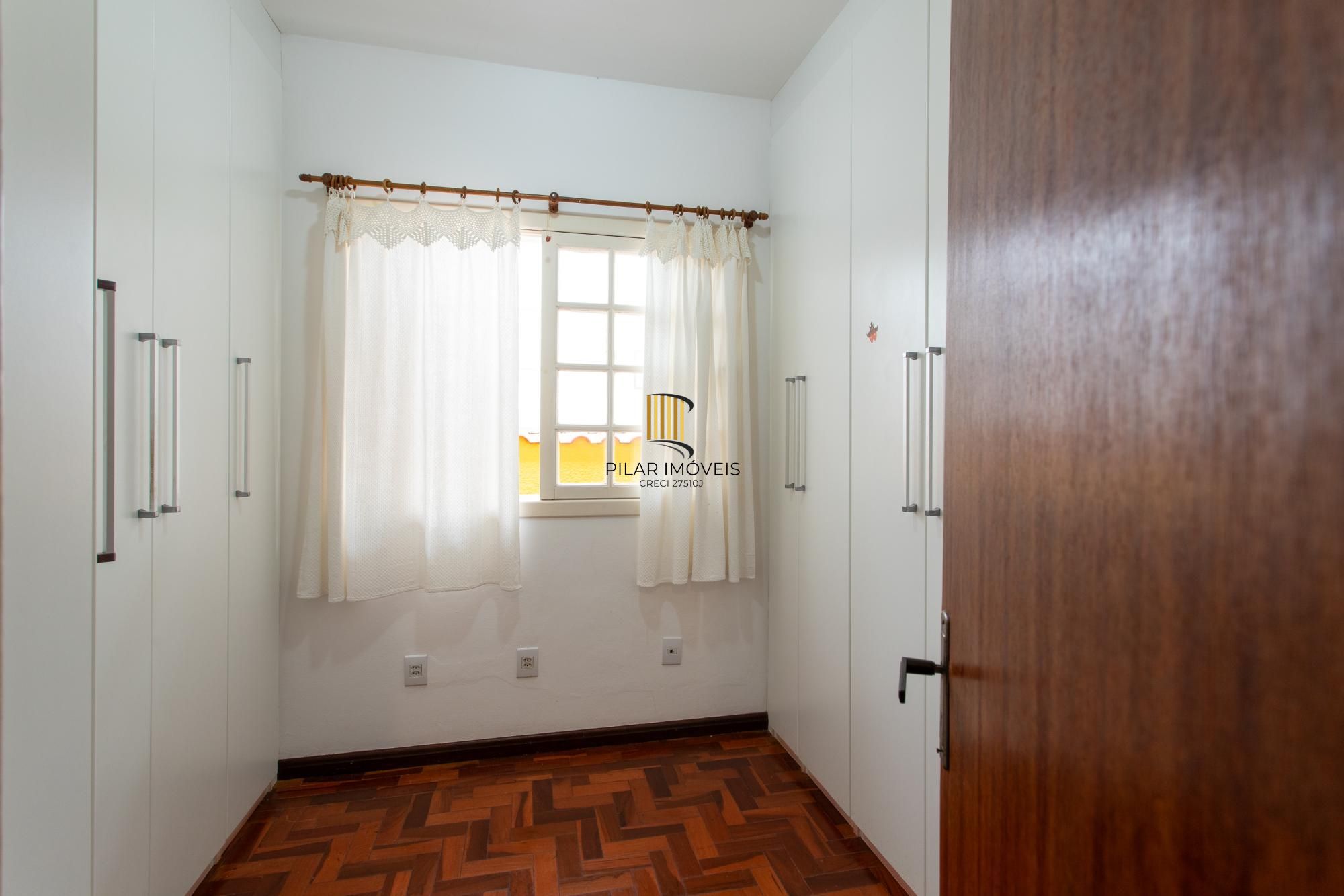 Casa 5 dormitórios no bairro Vila Assunção