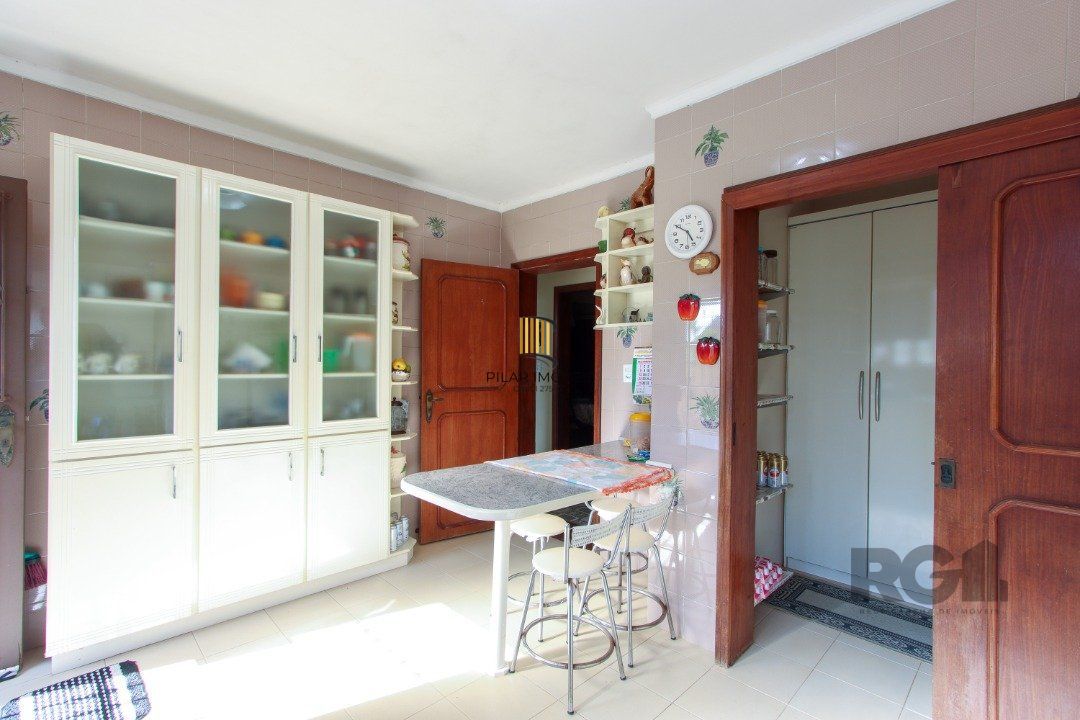 Casa a venda com 03 dormitórios, living 03 ambientes com vista para o Rio.