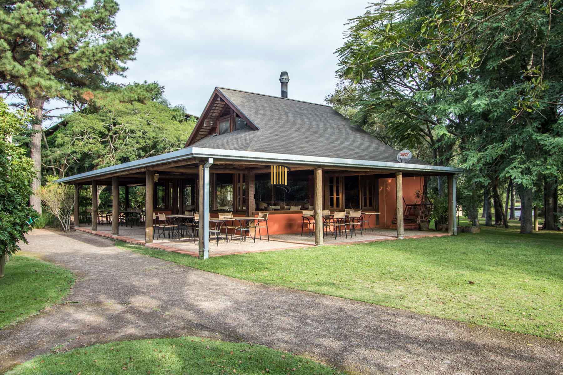 A casa conta com 434m2 de área construída, mas com um aproveitamento total dos 1.012m2 do lote