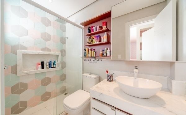 Uma casa linda dentro de um condomínio fechado, no Lagos de Nova Ipanema.