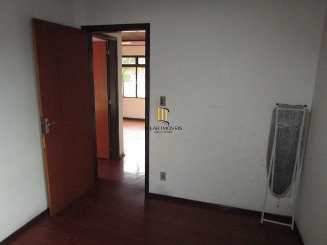 Casa térrea, com 3 dormitórios, 1 suíte, no bairro Nonoai.