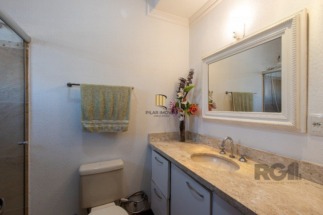 Casa para Venda - 300m², 5 dormitórios, sendo 1 suites, 4 vagas - Portal do Guarujá