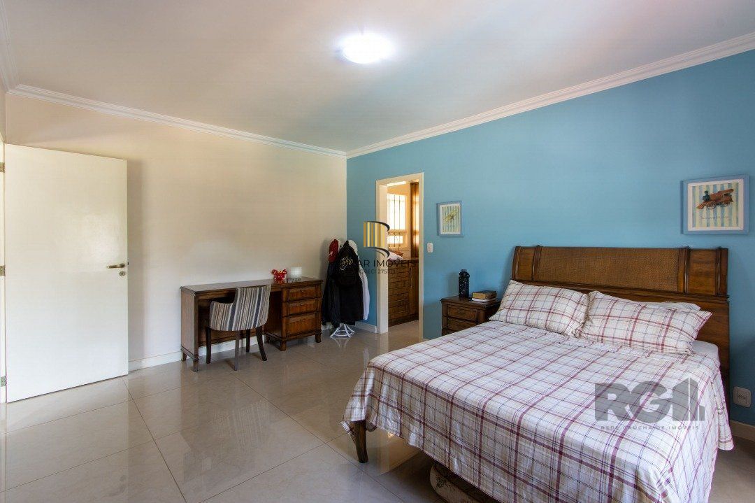 Casa com 452m² de área construída, 02 suítes, banheira de hidro, closet, 02 banheiros sociais, 03 living com 02 ambientes, 02 lareiras