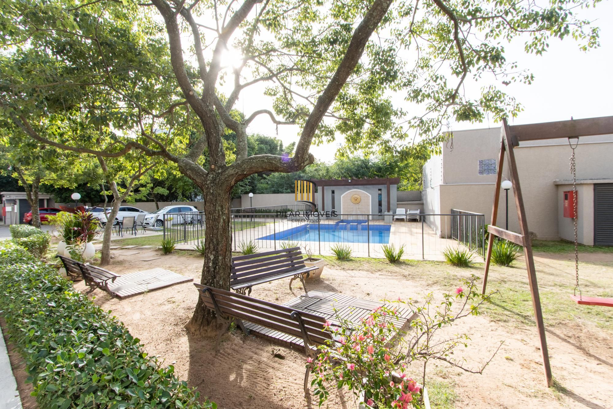 Cobertura de 3 dormitórios, 1 suíte e duas vagas de garagem no bairro Cristal.