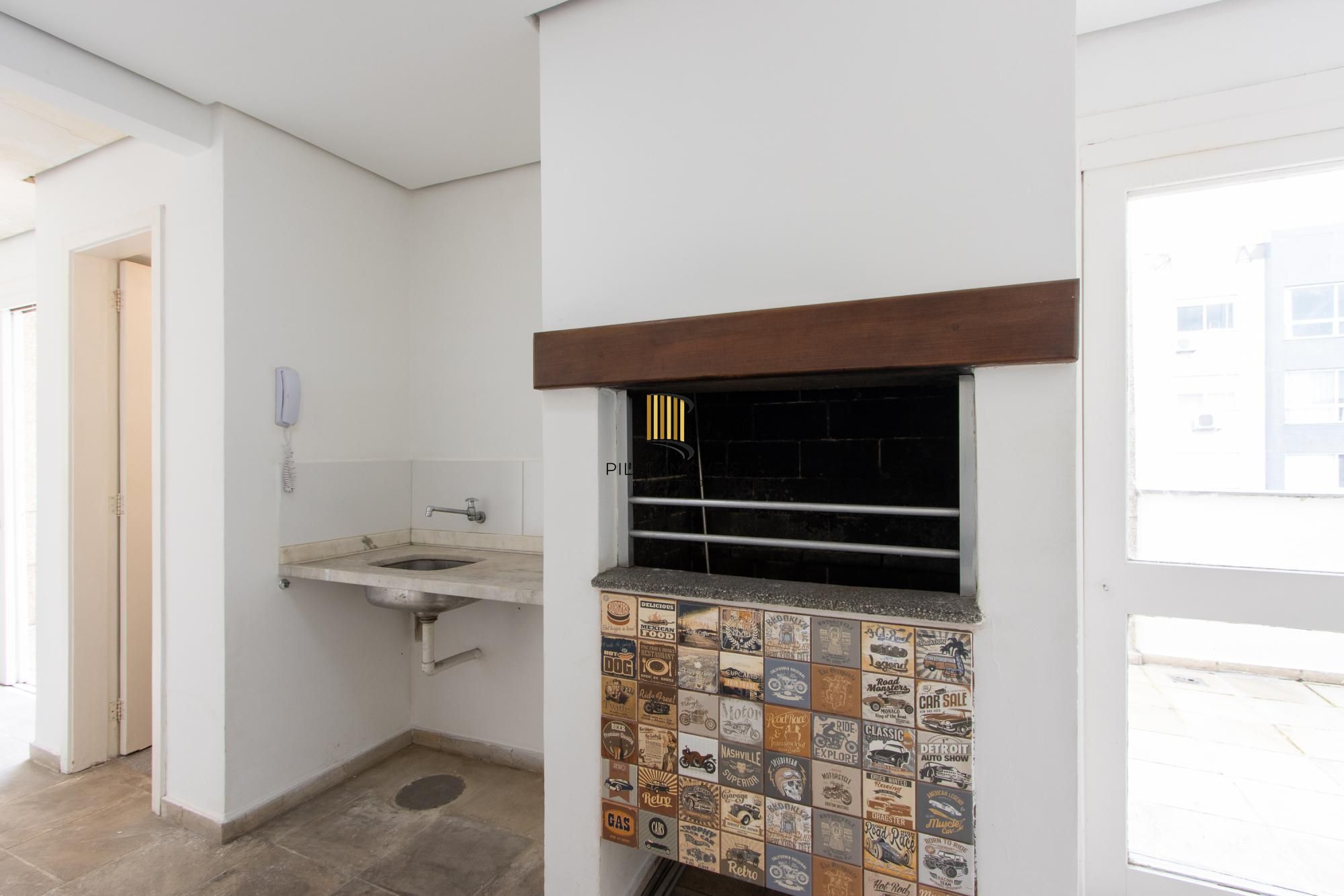 Cobertura com 137m², no Bairro Cristal, de 2 dormitórios, sento uma suíte, ampla sacada, churrasqueira, vista panorâmica, vaga coberta.