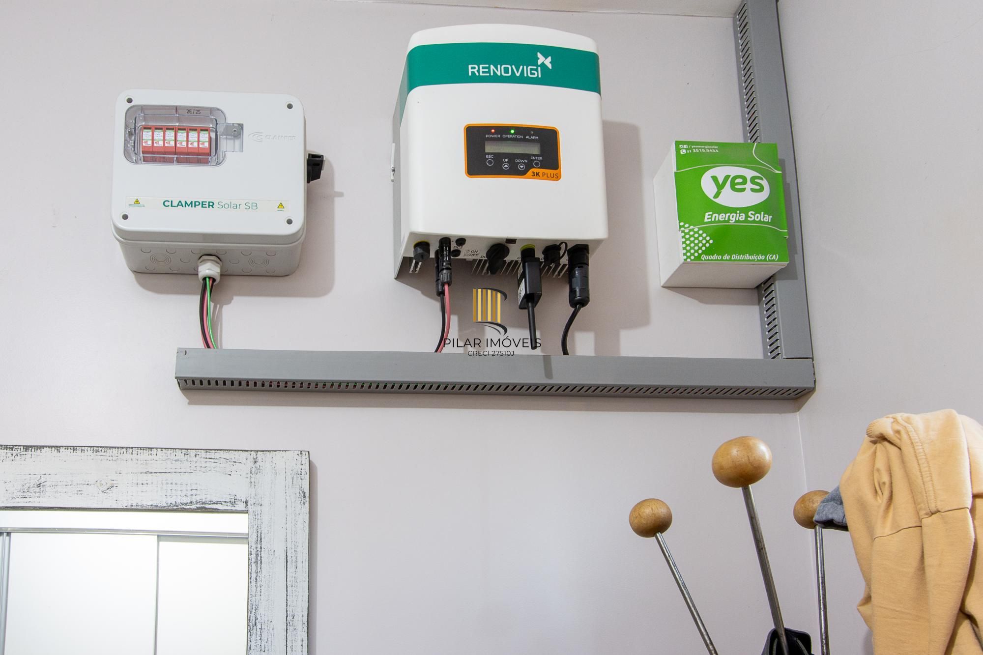 Casa de condomínio, 3 quartos, 1 suíte, piscina e 2 vagas de garagem;