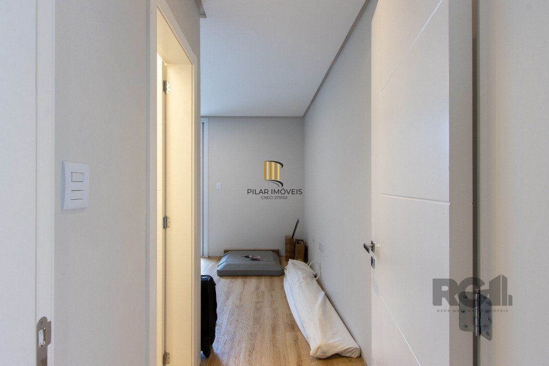 casa com  3 suítes no piso superior, mais 1 suíte no primeiro pavimento.